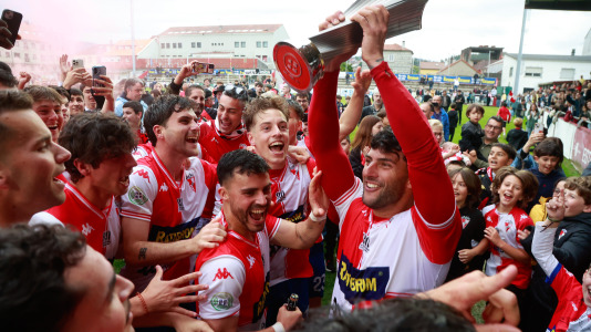 El Arosa SC celebra su ascenso a segunda RFEF
