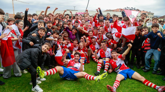 El Arosa SC celebra su ascenso a segunda RFEF