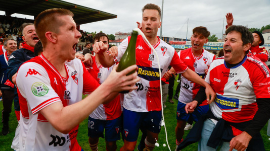 El Arosa SC celebra su ascenso a segunda RFEF