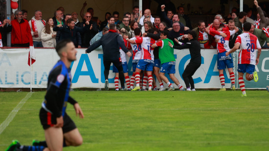 El Arosa SC celebra su ascenso a segunda RFEF