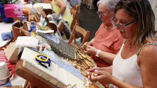 Encontro de palilleiras no pabellón de Vilanova de arousa