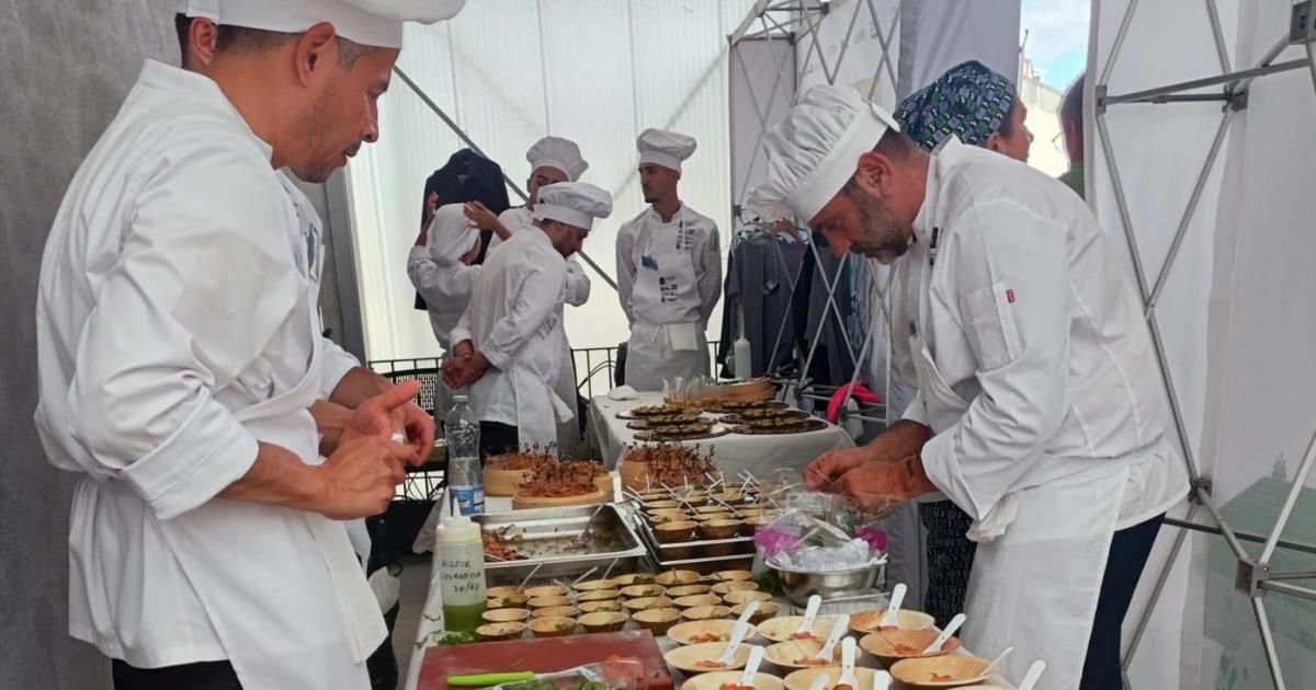 El obradoiro de hostelería Mar de Santiago destinará a Cáritas cuarenta menús semanales