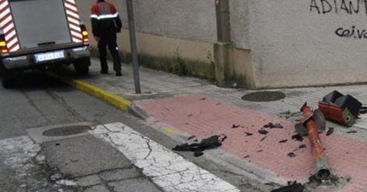 Un conductor se da a la fuga tras hacer añicos un semáforo en Trabanca ...