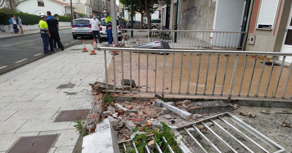 Herida una conductora al salirse de la vía y chocar con otro coche y un ...