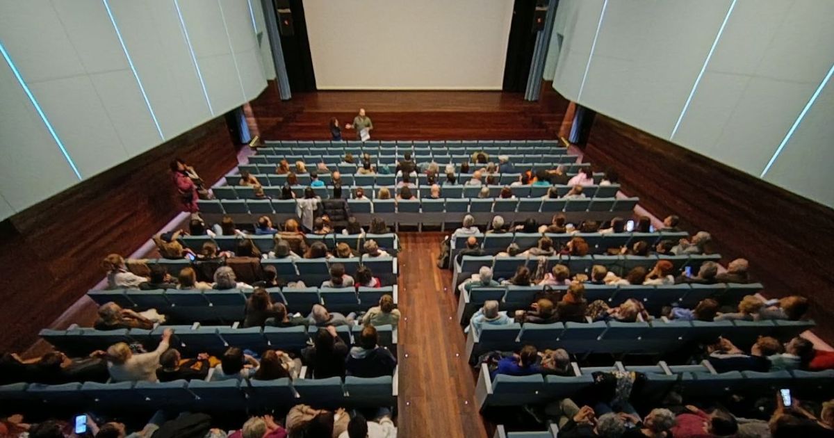 El Auditorio de A Illa recibe la comedia ‘Aquí as fabas, a caldeiradas!' de Abázcaro Teatro